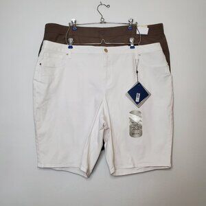 Women's Plus Size Bemuda Shorts 24W Set of 2 White A3 & Green St Johns Bay